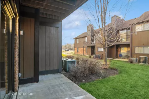 30 Creekside Cir #B, Elgin, IL 60123 photo 12