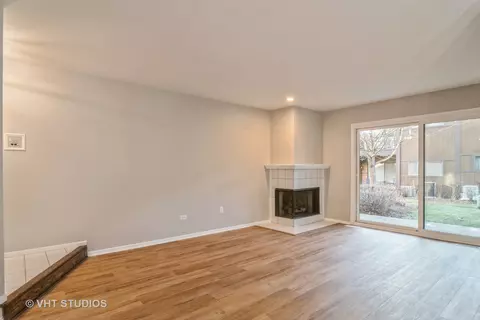 30 Creekside Cir #B, Elgin, IL 60123 photo 2
