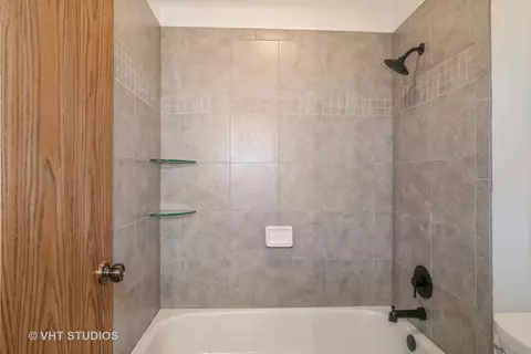 30 Creekside Cir #B, Elgin, IL 60123 photo 8