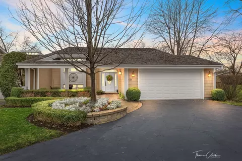 131 Briarwood Ave, Oak Brook, IL 60523