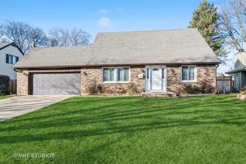 922 Aberdeen Dr, Crystal Lake, IL 60014