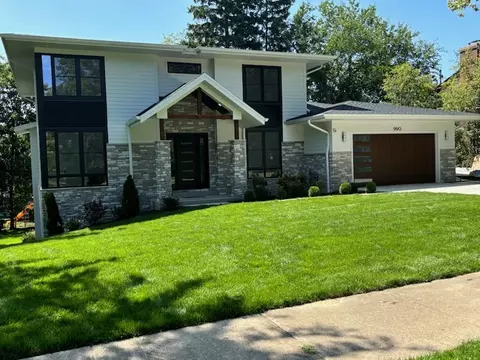 990 Saxony Dr, Highland Park, IL 60035