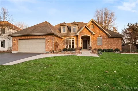 1521 Eagle Brook Dr, Geneva, IL 60134