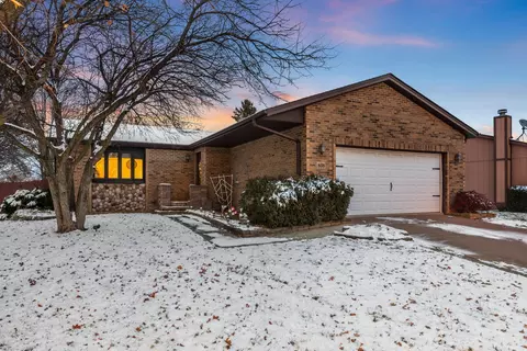 808 Sundown Rd, South Elgin, IL 60177