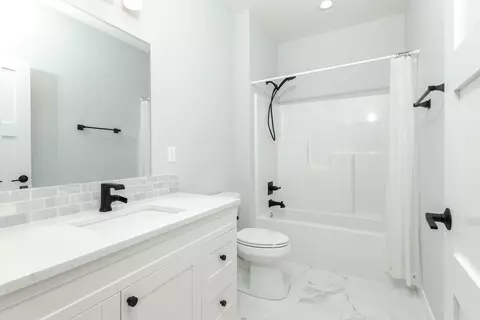 Bath - 1732 Eide Rd, Bloomington, IL 61704 photo 4 of 5