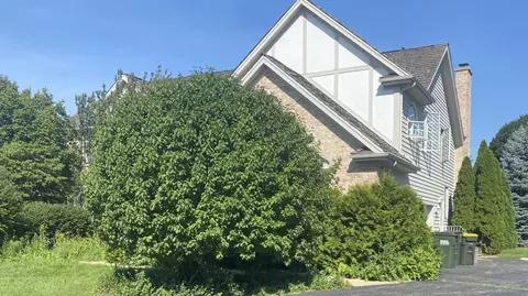 305 Cobblestone Ct, Lake In The Hills, IL 60156