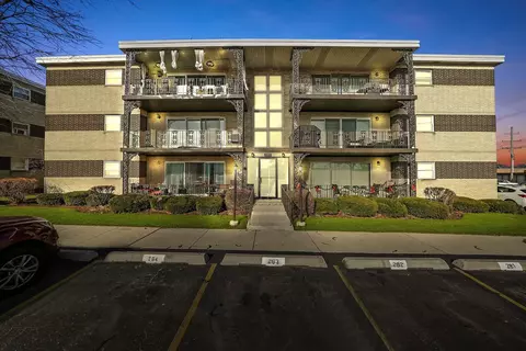 303 E Plainfield Rd #9, La Grange, IL 60525