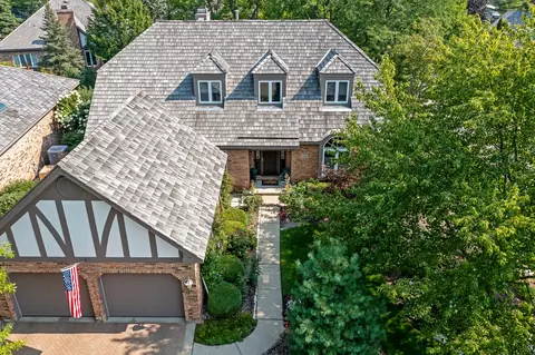 28 Lake Ridge Club Dr, Burr Ridge, IL 60527