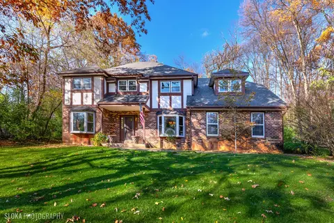 6906 Red Barn Rd, Crystal Lake, IL 60012