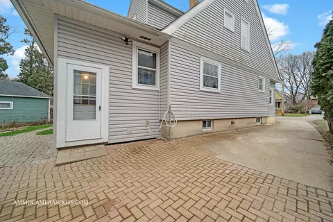 39 N Commonwealth Ave, Elgin, IL 60123 photo 17