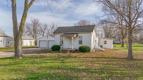 109 S 3rd Ave, Chenoa, IL 61726 photo 2