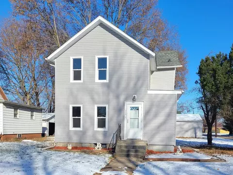 902 W 5th St, Sterling, IL 61081