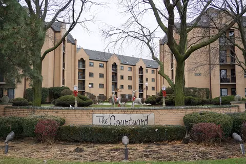 7400 W Lawrence Ave #232, Harwood Heights, IL 60706