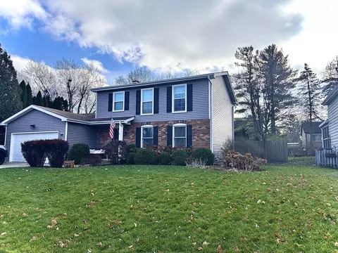589 N Brentwood Dr, Crystal Lake, IL 60014
