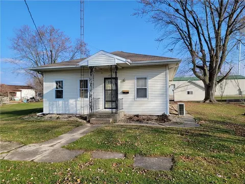 209 N Cedar St, Stewardson, IL 62463