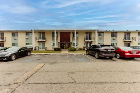 9208 Bumble Bee Dr #2E, Des Plaines, IL 60016