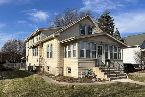 218 S Main St, Mount Prospect, IL 60056