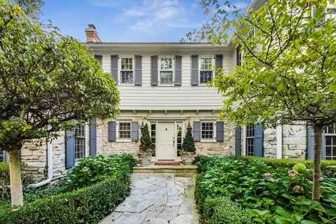 10 Old Hunt Rd, Northfield, IL 60093