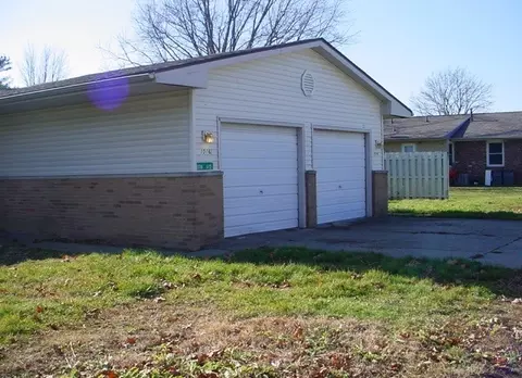 1016 Crescent Dr, Champaign, IL 61821 photo 3