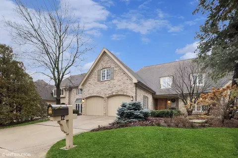 12 Tartan Lakes Cir, Westmont, IL 60559