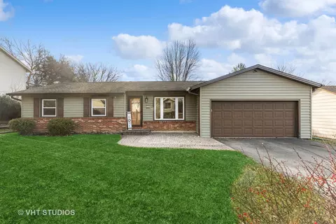 17 Sunrise Ln, Algonquin, IL 60102