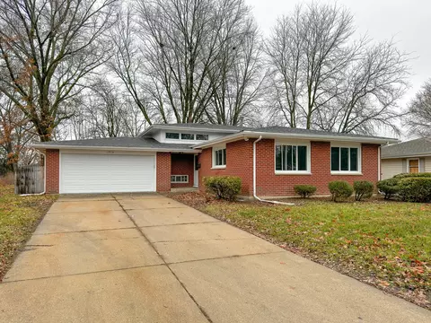 1916 Robert St, Aurora, IL 60506