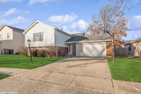 196 Hastings Mill Rd, Streamwood, IL 60107