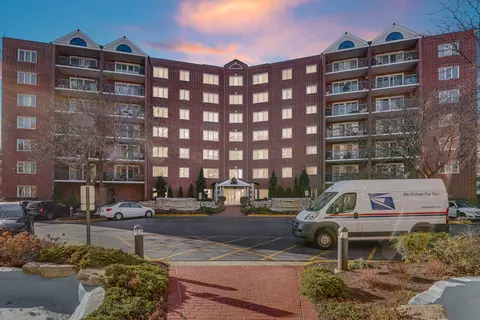 8560 W Foster Ave #707, Norridge, IL 60706