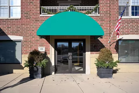570 Crescent Blvd #308, Glen Ellyn, IL 60137