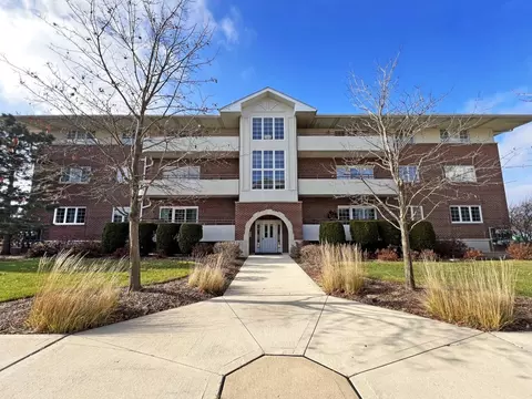 714 W 63rd St #102, Westmont, IL 60559