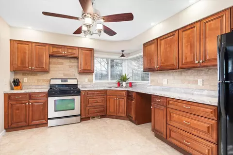 140 E 1st St, Braidwood, IL 60408 photo 9