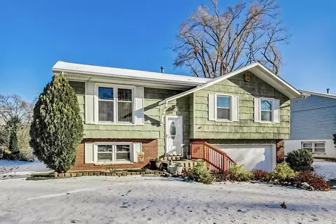 12 Wander Way, Lake In The Hills, IL 60156