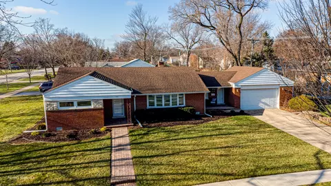 350 S Wego Trl, Mount Prospect, IL 60056
