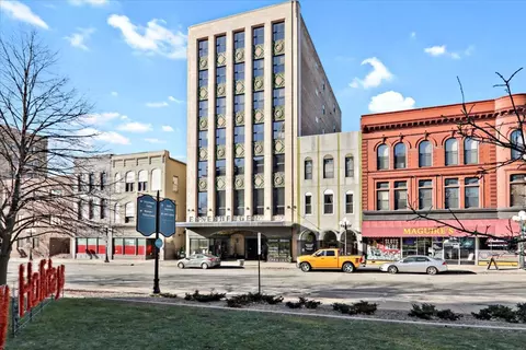 212 N Center St #605, Bloomington, IL 61701
