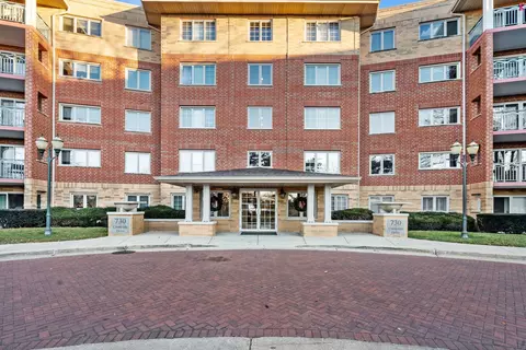 730 Creekside Dr #103, Mount Prospect, IL 60056
