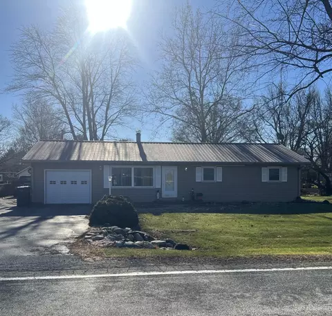 206 Johnson St, Ivesdale, IL 61851