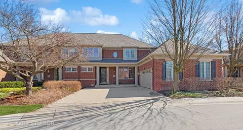 2249 Royal Ridge Dr, Northbrook, IL 60062
