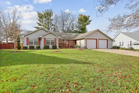 1009 Beaver Creek Ln, Mahomet, IL 61853
