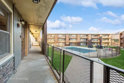 9622 W Higgins Rd #2DS, Rosemont, IL 60018