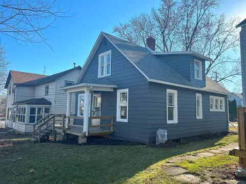 521 E Center St, Freeport, IL 61032 photo 3