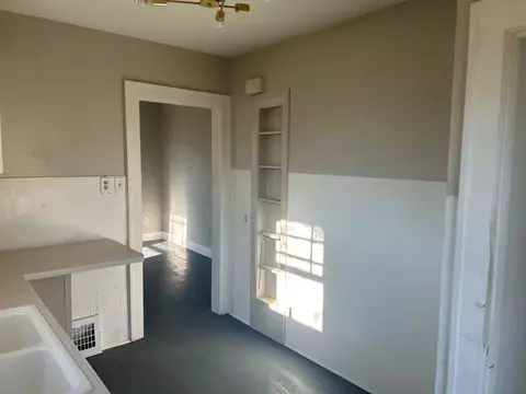 521 E Center St, Freeport, IL 61032 photo 8