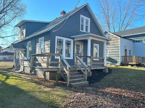 521 E Center St, Freeport, IL 61032 photo 2