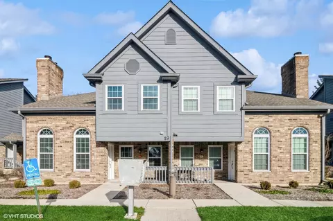 19 Foxcroft Rd #123, Naperville, IL 60565