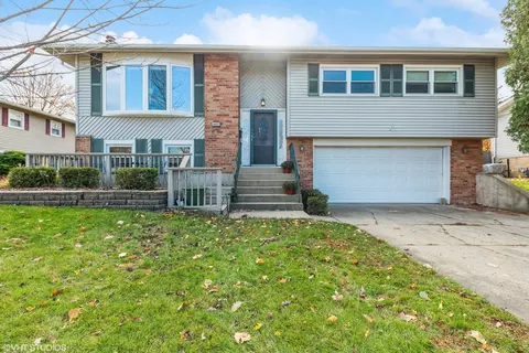 5827 Chaucer Dr, Oak Forest, IL 60452