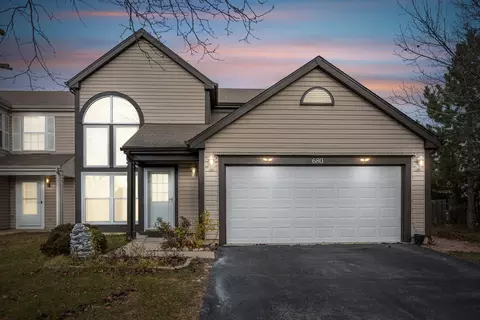 680 Legends Dr, Carol Stream, IL 60188