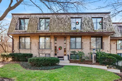 1700 Northfield Sq #A, Northfield, IL 60093