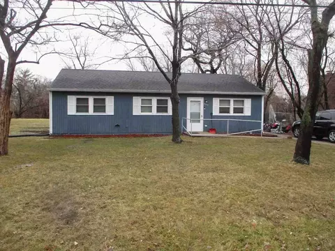 909 Jenkisson Ave, Lake Bluff, IL 60044