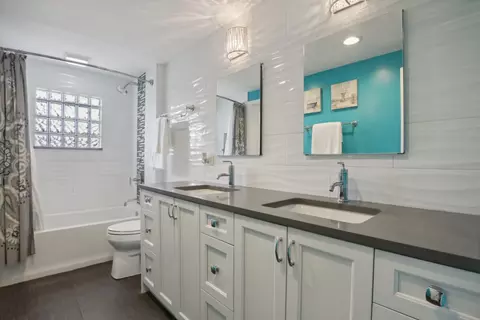 Bath - 785 Cambridge Ln, Hoffman Estates, IL 60169 photo 1 of 4