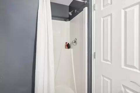Bath - 785 Cambridge Ln, Hoffman Estates, IL 60169 photo 4 of 4