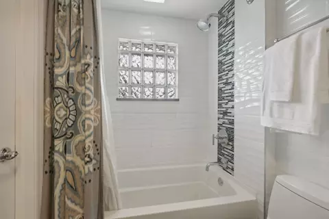 Bath - 785 Cambridge Ln, Hoffman Estates, IL 60169 photo 2 of 4